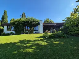 Großzügiger Bungalow mit Gebirgsblick und Außenpool im Herzen von Leonding! 250 m² WNFL, Grund 2.156 m², Doppelgarage! 