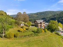 EXKLUSIVES HOLZHAUS MIT SEPARATEM GÄSTECHALET
