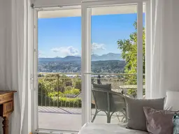 ZWEITWOHNSITZ: Seeblick-Wohnung mit Outdoor-Pool