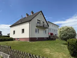 Großzügiges Zweifamilienhaus mit Garten, Balkon &amp; 2 Garagen in St. Marien – €330.000