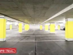 Es besteht die Möglichkeit 1 - 4 Parkplätze zu mieten oder zu kaufen