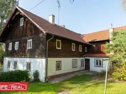 Charmantes, ehemaliges Bauernsacherl mit Nebengebäuden - Dorfgebietwidmung, großzügigem Baugrundstück und Grünland