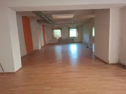 Großes, renovierungsbedürftiges Geschäftslokal mit Toilette im Zentrum von Bruck/Mur zu kaufen !