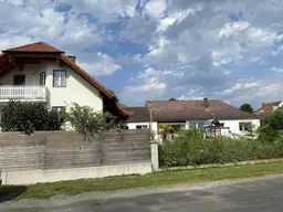 2 Häuser mit Nebengebäuden und Garten