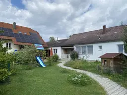 2 Häuser mit Nebengebäuden und Garten