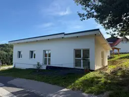 2 Bungalows, einer bezugsfertig, der 2. ist innen noch Rohbau
