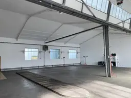 Helle Lagerhalle , 256 m2 und angrenzendes Büro mit 58 m2