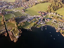Seedomizil in Bestlage am Obertrumer See: Großzügige Erstbezugs-Terrassenwohnung mit eigenem Badehaus und Steg!