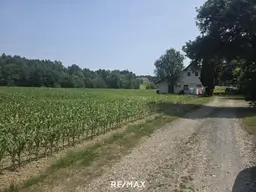 Bauernhaus (stark sanierungsbedürftig) mit Grund und kleinem Teich