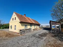 Altes Bauernhaus mit weiterem Bürocontainer im Bauland samt angrenzender Freilandfläche in guter Lage!