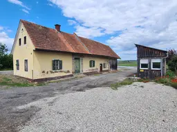 Altes Bauernhaus mit weiterem Bürocontainer im Bauland samt angrenzender Freilandfläche in guter Lage!