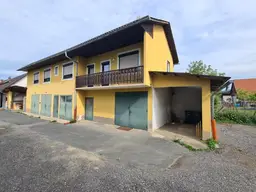 Wohnhaus mit Garagen und angebaute Wirtschaftsgebäude samt altem Bauernhaus im Dorfverbund mit weiterem Bauland