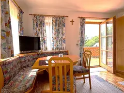 Umgebautes Kellerstöckl mit 3 Wohneinheiten, Terrasse, Balkon, Keller und Weingarten in Aussichtslage
