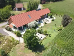 Tolles Landhaus mit angebautem Nebengebäude und Garten in sehr ruhiger und ebener Sonnenlage an einer Sackgasse