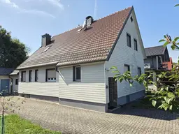 Sehr gepflegtes Wohnhaus samt großem Garten sowie ein Nebengebäude mit integrierter Garage am Waldrand.