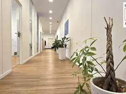 Modernes 6 Zimmer - Büro mit 13 Stellplätze zum Vermieten