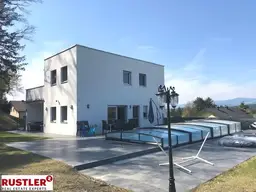 Moderne Familienvilla in Ruhelage