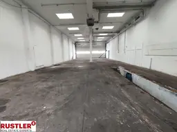 Hallenfläche mit Montagegrube und Büro