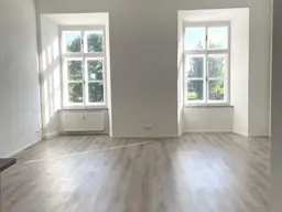 Hohe Wände, hell und gut gelegen- Altbau-Charme am Lande!
