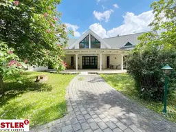 Verborgene Oase im Grünen - repräsentative Villa mit großzügigem Grundstück und Pool