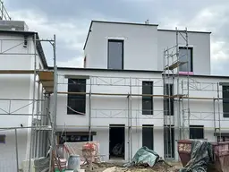 Modernes Wohnen in Wilfersdorf: Erstbezug Doppelhaushälfte mit Garten, Parkett, 5 Zimmern und Fußbodenheizung!