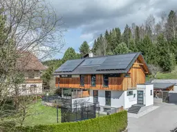 Modernes Einfamilienhaus mit Carport und Garten
