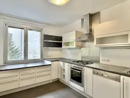 ZENTRALE WOHNLAGE - Hofruhelage - ca. 75m² WFL - 2-Zimmer - Einbauküche - Möbliert - 3.Liftstock - Sofort Bezugsfertig