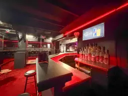 Velden: Beste Lage- direkt an der Hauptstraße. Disco Bull- Club Dolls. Großer PARKPLATZ