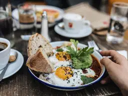 COOLES TRENDY CAFEHAUS &amp; FRÜHSTÜCKS- &amp; MITTAGSLOKAL MIT EIGENER PATTISERIE