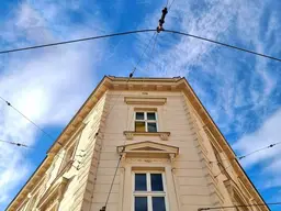 Stabiles Investment mit ca. 4,45% Rendite! Sehr bonitätsstarker Mieter + Traumhaftes Eck-Altbauhaus + Perfekte Infrastruktur und Anbindung mit Straßenbahn vor der Türe! Nutzen Sie diese Gelegenheit!