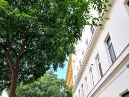 Wer nicht auf schlüsselfertig steht, ist hier richtig! 4-Zimmer Wohnung - Selbst Gestalten! Sanierungsbedürftige Altbauwohnung! U-Bahn ums Eck + Traumhaft renoviertes Altbauhaus + Optimalste Infrastruktur und Anbindung!