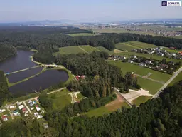 BAUTRÄGER aufgepasst! IDEAL für DOPPELHAUSHÄLFTEN in unmittelbarer Nähe zu den Wundschuher Seen! TOP Anbindung! VOLLERSCHLOSSENES und FLACHES BAUGRUNDSTÜCK!