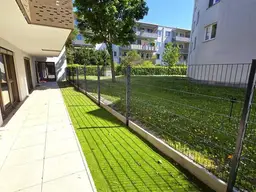 Viel Grün, Sonne und Ruhe - Ihr perfekter Investmentplatz! Hofseitiger Terrassen-Traum! Perfekte 2-Zimmer Wohnung + Blick ins Grüne + Komplette Ruhelage + Energieeffizienz + Perfekte Anbindung und Nahversorgung! Jetzt zugfreifen!