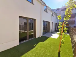 Frühlingsaktion! Ihr neues Familienparadies! WOW - Cooles Townhouse mit Garten! 4 Zimmer + Ideale Raumaufteilung + Erdwärme + Absolute Ruhelage + Tiefgarage! Nachhaltig und zukunftssicher investiert!