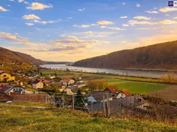 Schnell sein bei dem Preis! Seltenes Baugrundstück mit genialem Donau-Blick in ruhiger Lage: 2.168 m² für großzügiges Eigenheim, Mehrgenerationenwohnen oder Wohnen &amp; Arbeiten auf einem Grundstück!