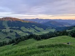 Große Alpe mit Bergwiesen und Wald sowie Sennerei und Wohnräume!