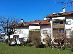 3 Zimmer Dachgeschoss Wohnung mit 2 großen Garagen Stellplätzen