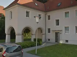 Ruhiges, grünes Wohnen mit optimaler Infrastruktur verspricht Erholung pur und kurze Wege! Schnell sein und diese in Sanierung befindliche Wohnung sichern - bezugsfertig Mitte August!