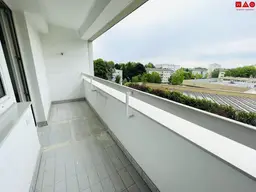 Sehr einladende, großzügige 2-Raum-Wohnung mit Loggia! Im Stadtteil Niedernhart/Spallerhof direkt neben dem Vital- und Einkaufszentrum Muldenstraße! 1A Infrastruktur und Öffi-Anbindung!