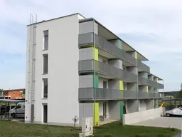 RIESENBALKON - Helle 3-Zimmer-Wohnung mit Einbauküche, Mega-Balkon und Carportparkplatz - geförderte Miete - 3 Zimmer 