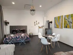 Neuwertiges, saniertes Ecklokal, branchenfrei – als Atelier, Boutique, Büro, Airbnb oder Studio nutzbar, ruhig gelegen