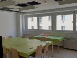 Modernes, mit U-Bahn gut erreichbares Bürohaus