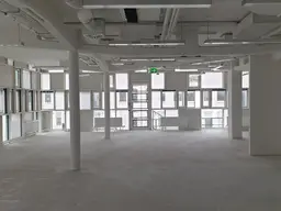 Büro, Lager, Servicefläche, Obergeschoss, großer Lastenlift, LKW-Anlieferzone