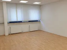 2 Büroräume in Gewerbeareal, nahe A22-Auffahrt, Stellplätze