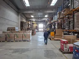 moderne Lagerhalle + eingebautes Büro, 4 Rolltore mit überdachter Laderampe