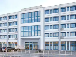 helles, modernes Büro, Kühlgeräte, Terrasse, kostenlose Stellplätze