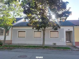 Solides Einfamilienhaus mit Garten und großer Halle
