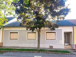 Solides Einfamilienhaus mit Garten und großer Halle
