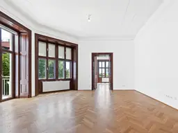 Modern sanierte 5-Zimmer-Altbauwohnung mit Terrasse und Blick ins Grüne