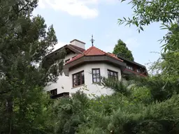 Großzügiges Wohnen im Landhausstil mit Naturgarten in Ausblickslage
